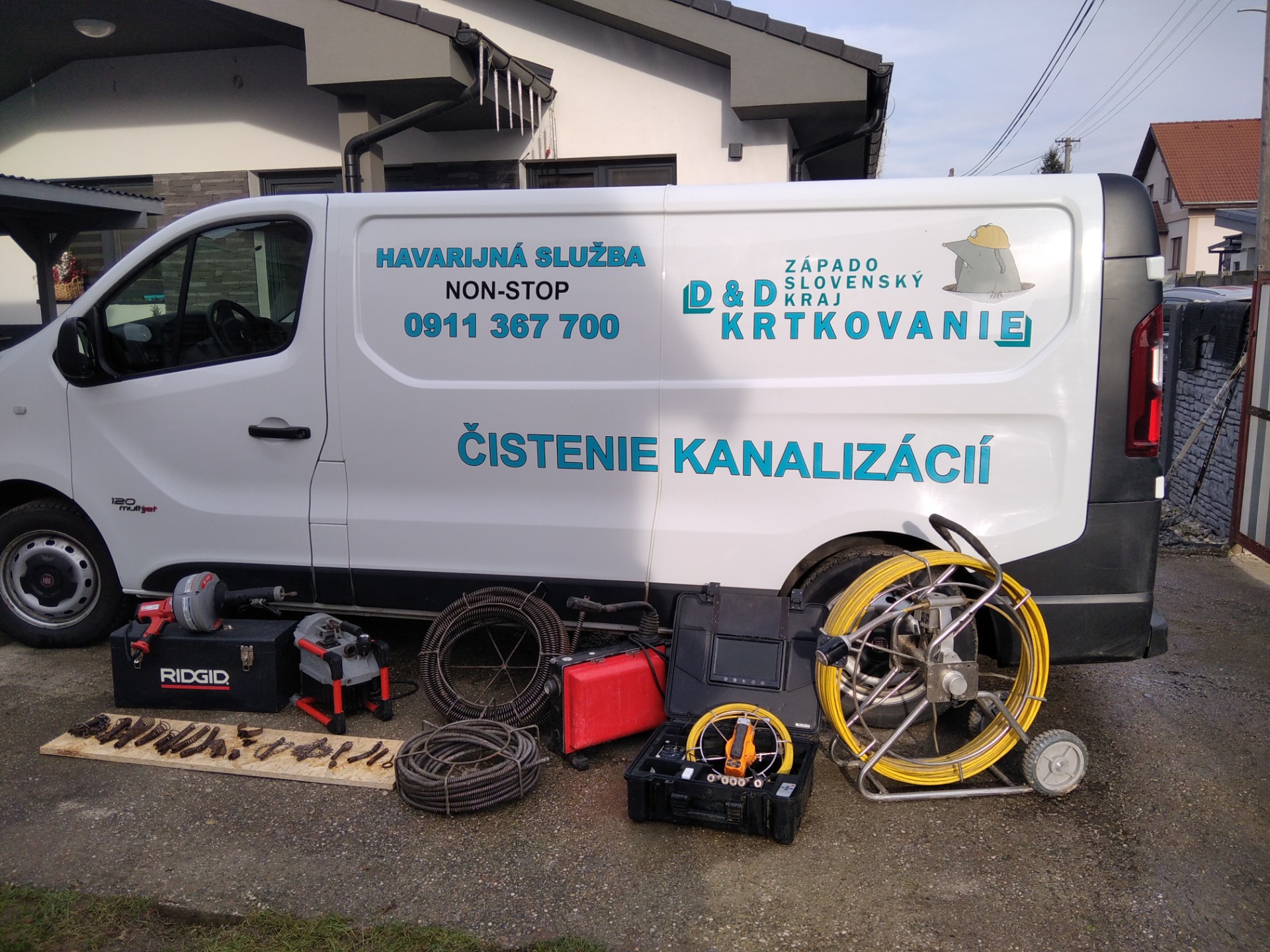 Ukážka dodávky firmy na krtkovanie