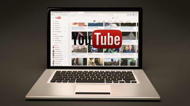 youtube zapnutý na počítači.jpg
