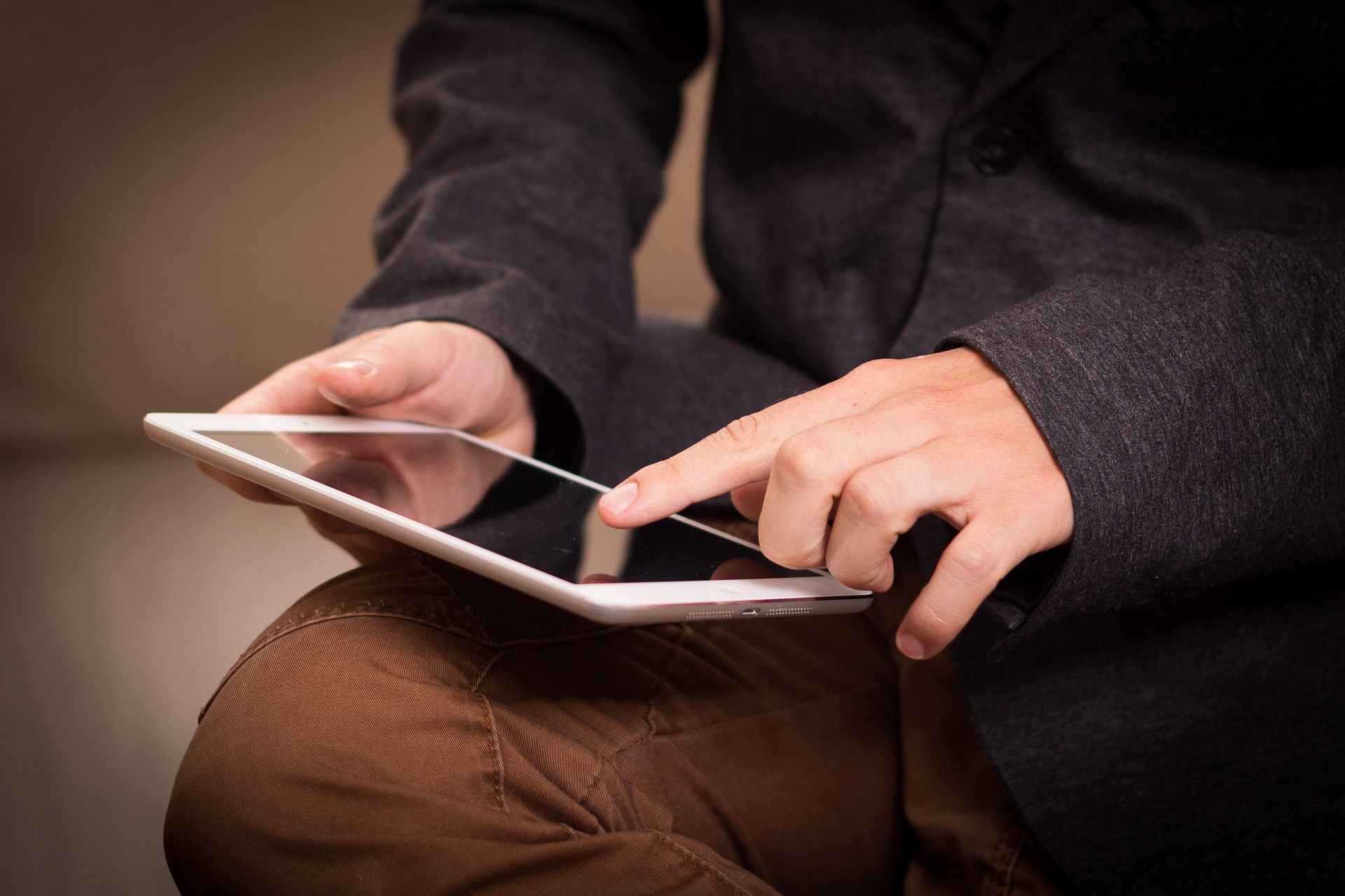 tablet v rukach muza